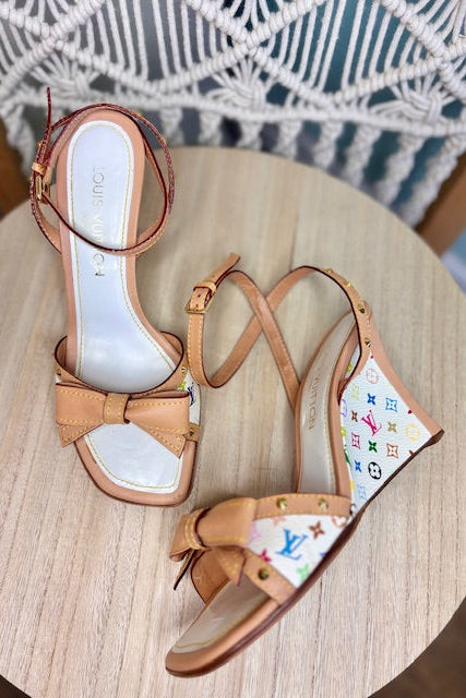 LOUIS VUITTON- Monogram/Bow Wedge Sandals (38)