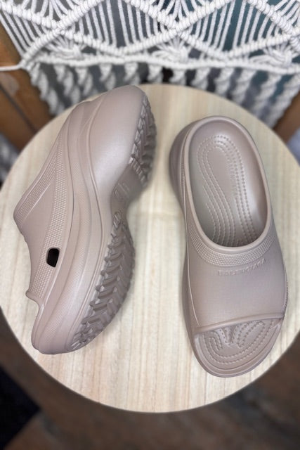 BALENCIAGA- Croc Sandals (39)