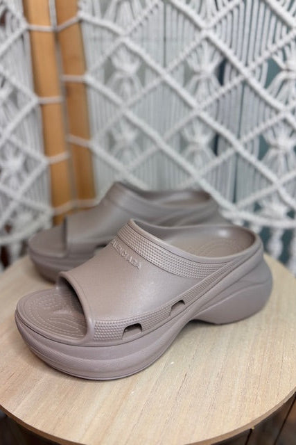 BALENCIAGA- Croc Sandals (39)